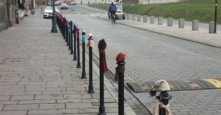 Mieszkańcy założyli na słupki szaliki i czapki. Nietypowa forma protestu