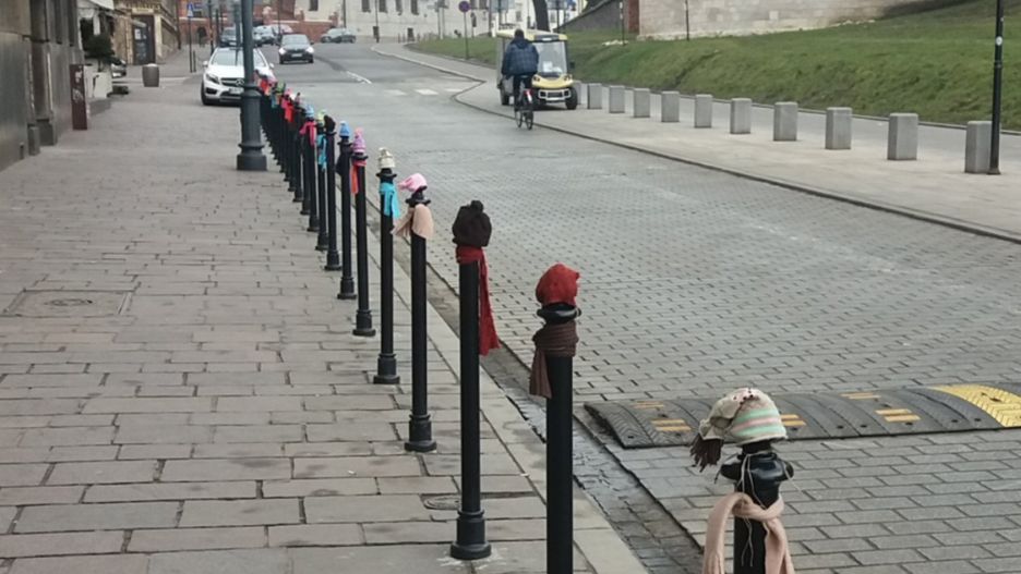 Chodnikowe słupki w ubrankach