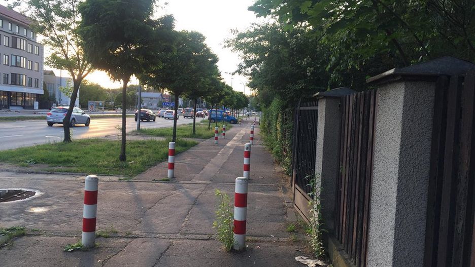 Słupki masowo montowane w Warszawie 