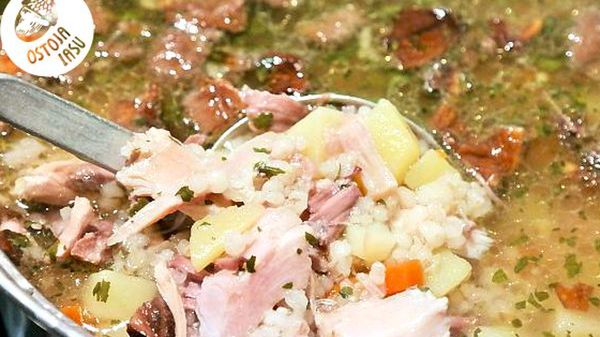 Klasyczny krupnik na kościach wieprzowych. Rozgrzewający i pyszny