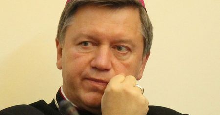 Arcybiskup broni ludzi żyjących bez ślubu. Apeluje do księży