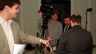 Przedstawiciel Młodych Demokratów Łukasz Lorentowicz chciał przekazać sznur i list szefowi klubu PiS Przemysławowi Gosiewskiemu