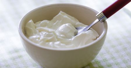 Dietetyczny hit. Czy warto jeść skyr zamiast jogurtu naturalnego?