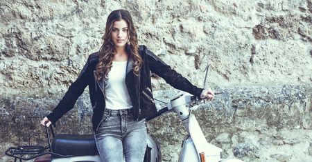 Zamszowe kurtki w modnych kolorach. Najlepsze modele na wiosnę w dobrych cenach