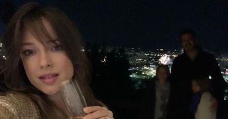 Sylwestrowa Alicja Bachleda-Curuś eksponuje PIERŚCIONEK na zdjęciu z ukochanym (FOTO)