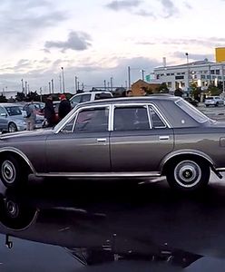 Rozprostuj nogi i uruchom masaż. Toyota Century z 1994 roku