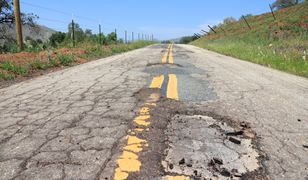 Kto odpowiada za uszkodzenie auta na dziurawej drodze?