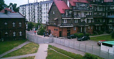 Mur w poprzek chodnika, czyli absurd goni absurd