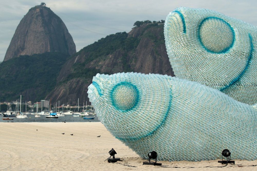 Plastikowe ryby na plaży w Rio de Janeiro