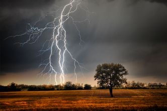 Gdzie jest burza? IMGW wydał ostrzeżenia niemal w całym kraju - upał, burze i grad. Co to "Alert RCB"?