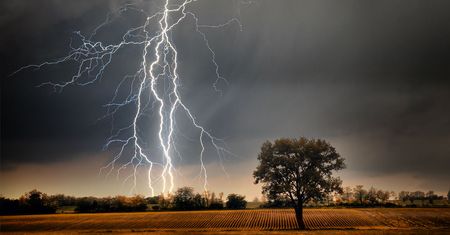 Gdzie jest burza? Ostrzeżenie IMGW przed burzami i gradem dla trzech województw. Co to "Alert RCB"?