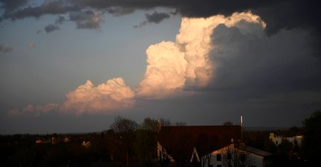 Groźny klin już nad Polską. Grzmi, pada i wieje