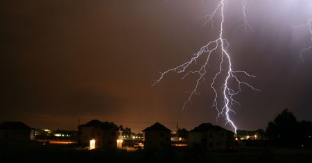 Zagrzmi i popada w prawie całej Polsce. IMGW wydał ostrzeżenia