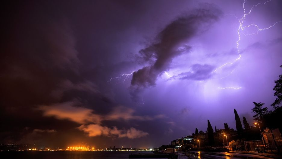 Red Sprite pojawia się nad chmurami burzowymi