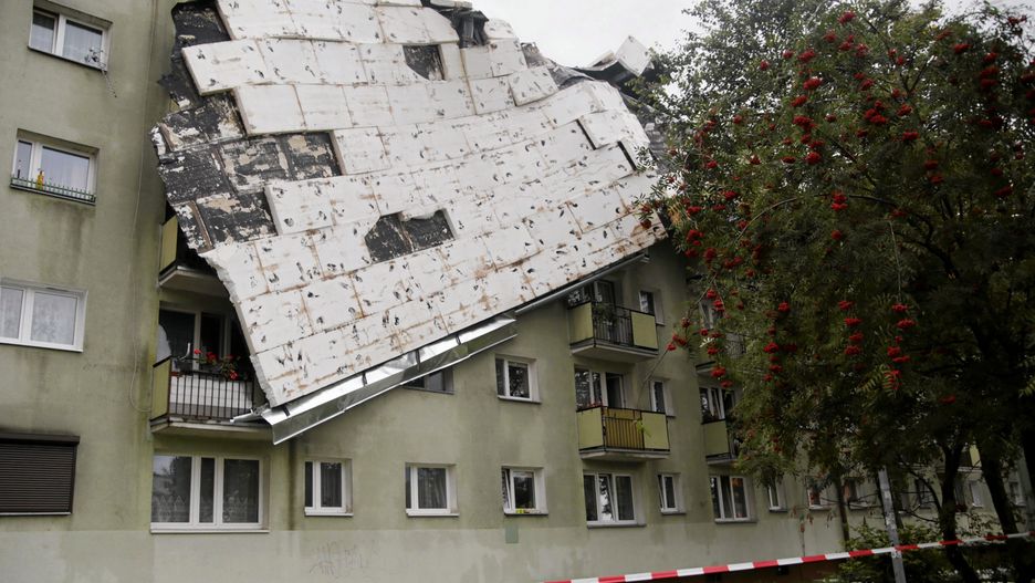Zerwany dach bloku przy ul. Okrzei w Bydgoszczy po przejściu burzy.