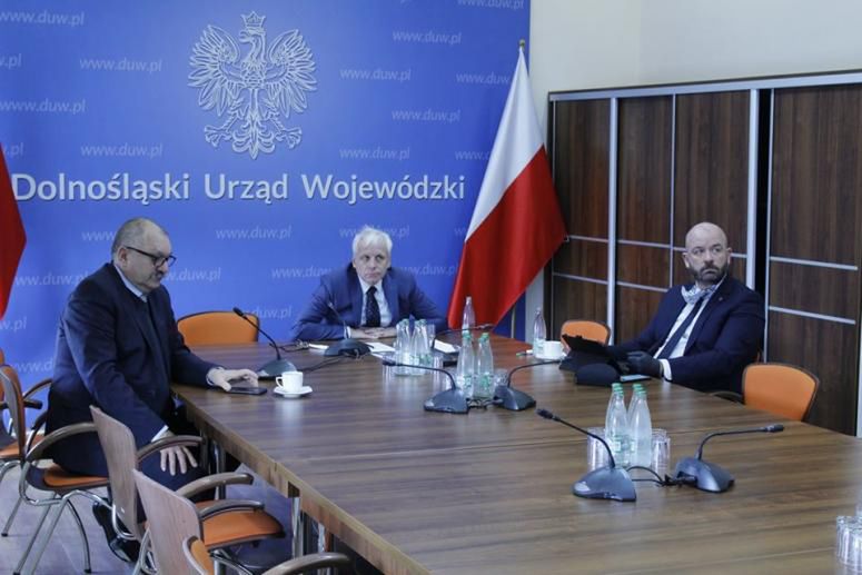 W telekonferencji z premierem, poświęconej walce z koronawirusem wzięli udział wojewoda dolnośląski, marszałek województwa oraz prezydent Wrocławia Jacek Sutryk.