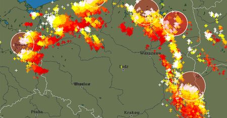Pogoda. Front burzowy idzie przez Polskę. Alerty IMGW dla 13 województw