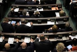 Posłowie masowo korzystają z kontrowersyjnego prawa. Służy jako oręż w walce politycznej