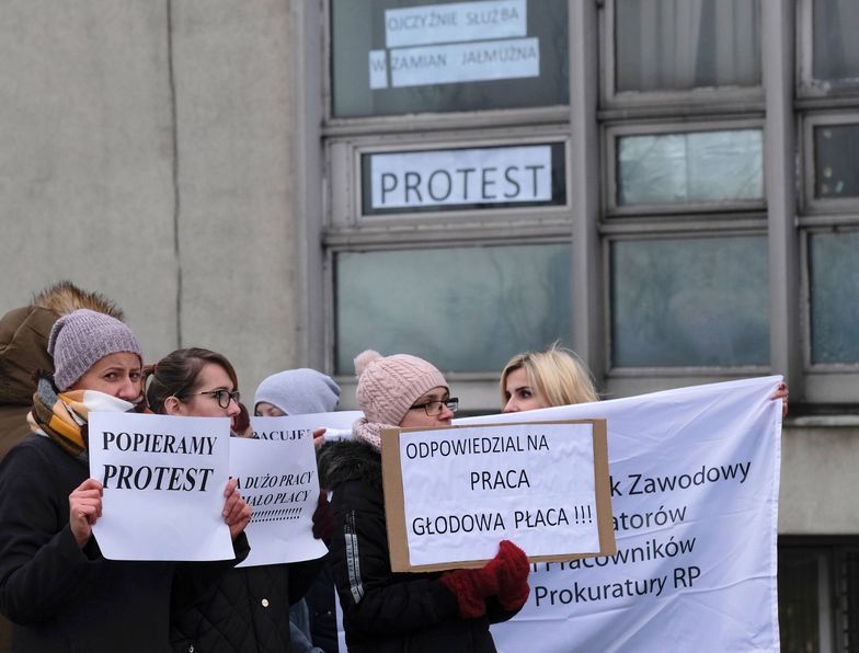 Pracownicy protestują przed prokuraturami w całej Polsce