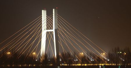 Śnieg spadł z lin mostu. "W przejeżdżających autach popękały szyby"