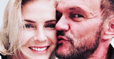 Cezary Pazura wraca do zdrowia. "On mi wiąże buty, a ja pomagam mu wstać"
