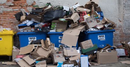 Przedsiębiorca wytyka papierowy problem Polski. Nikt nie chce przyjmować makulatury