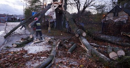 Wichury nad Polską. Ogromne utrudnienia na kolei, zerwana sieć