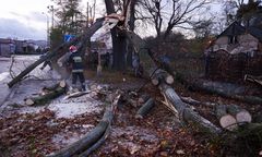 Wichury nad Polską. Ogromne utrudnienia na kolei, zerwana sieć