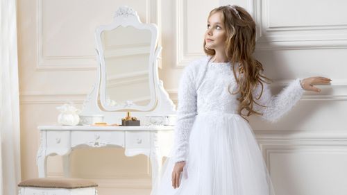 Fryzura na komunię dopełnia całość stylizacji