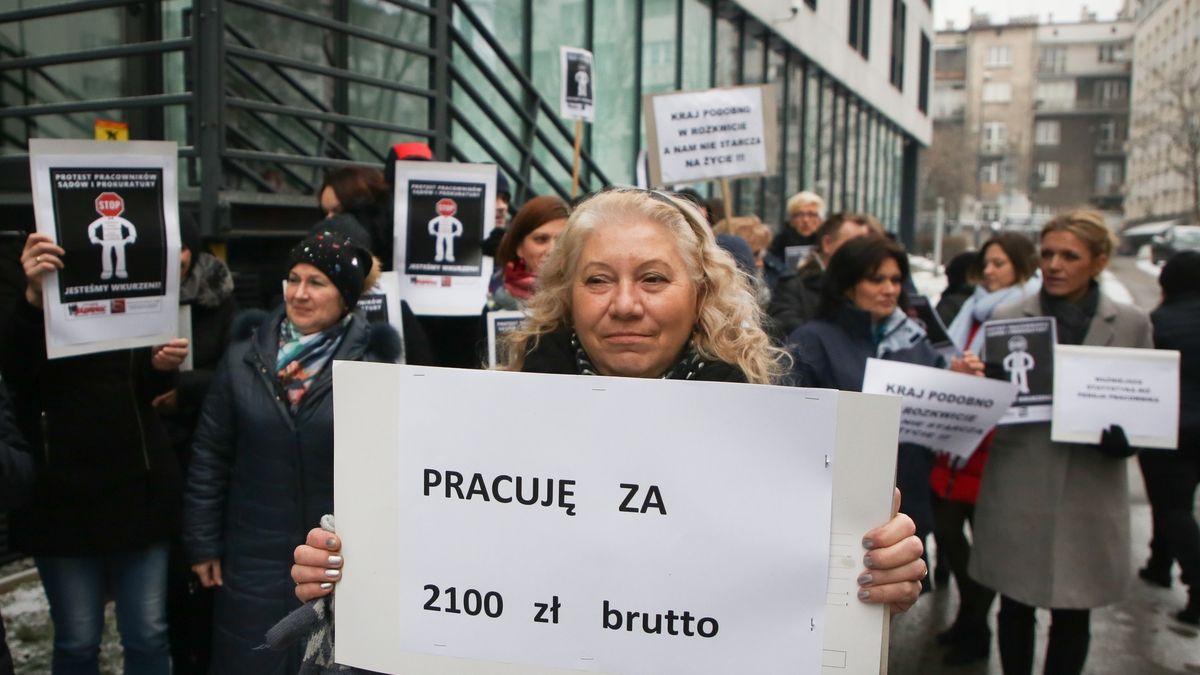  Protest pracowników sądów i prokuratury przed Prokuraturą Okręgową w Krakowie