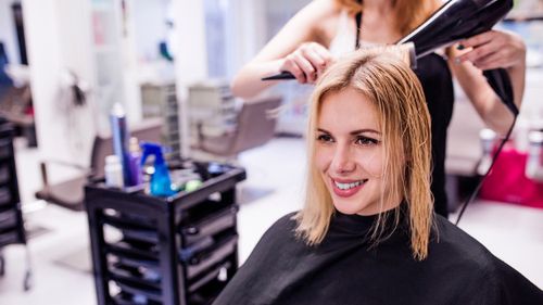 Fryzury do ramion to twarzowe i praktyczne rozwiązanie dla każdej kobiety