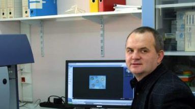 Dr Grzegorz Dworacki demonstruje możliwości urządzenia do badania komórek