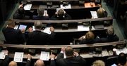 Posłowie masowo korzystają z kontrowersyjnego prawa. Służy jako oręż w walce politycznej