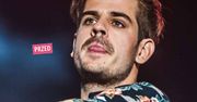 Taco Hemingway w blond włosach. Na plaży zaskoczył nową fryzurą. Zainspirował go Quebo?