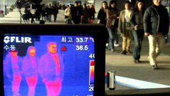 Specjalna kamera mierzy temperaturę pasażerów przylatujących z Chin do Seulu