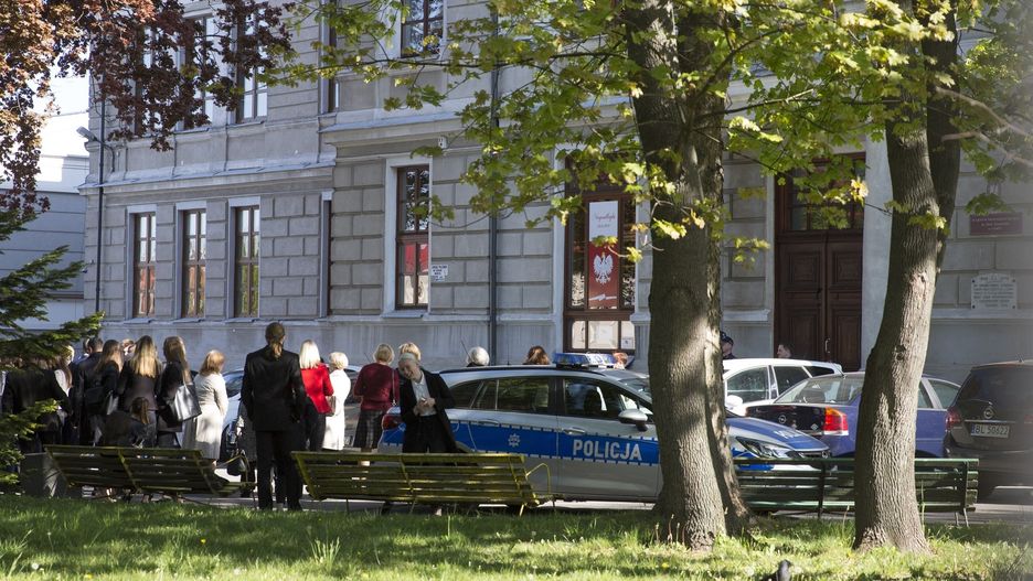 Fałszywe alarmy bombowe podczas matur postawiły na nogi tysiące policjantów