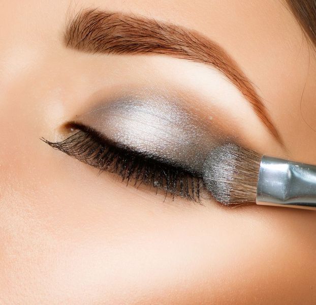 Unikaj połyskujących kosmetyków do makijażu