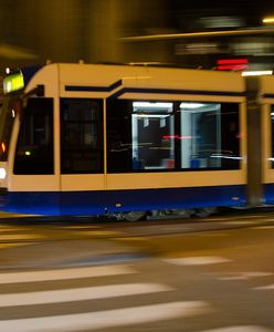 Warszawa: awantura w tramwaju. 35-latek uderzył pasażera. Użyto gazu pieprzowego