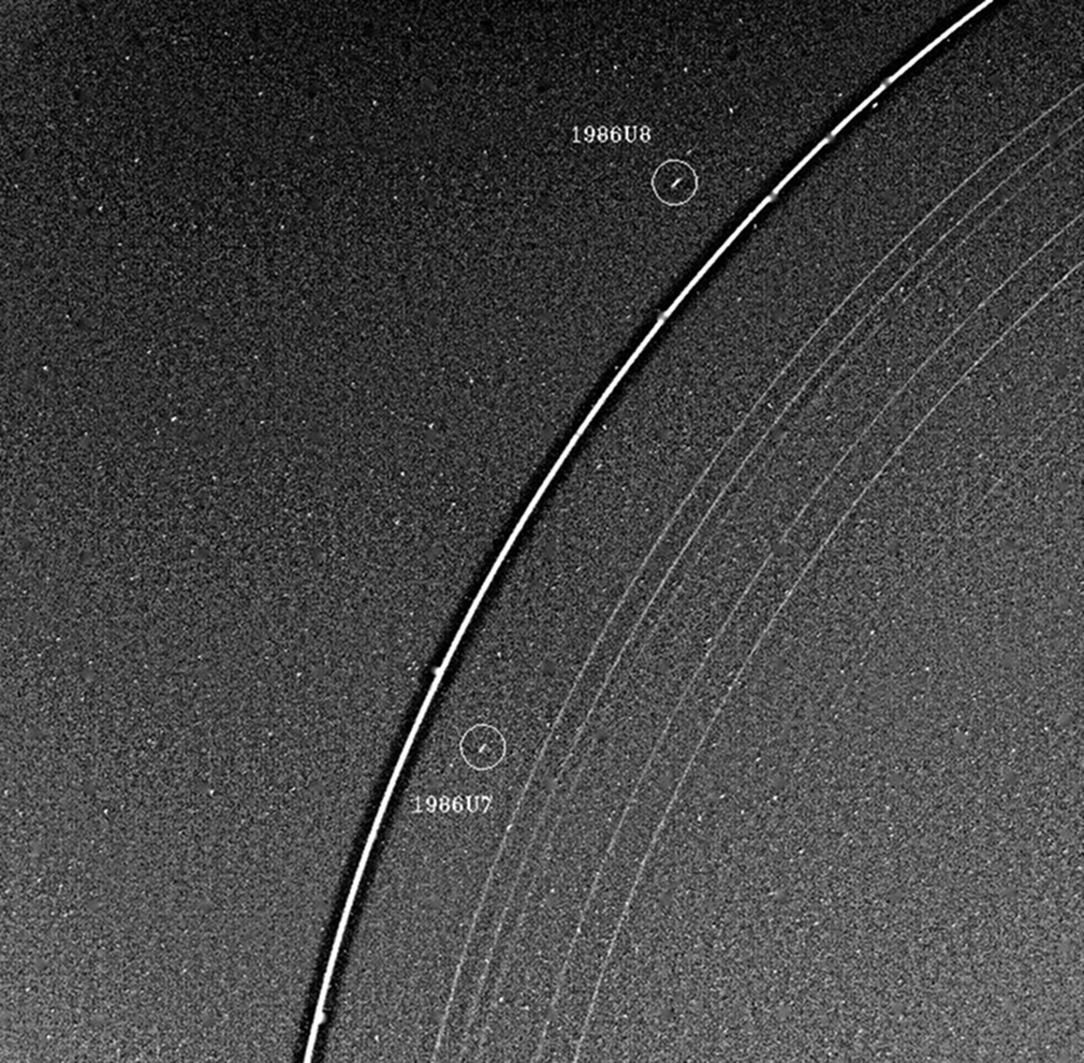 Zdjęcie pierścieni Urana zrobione przez sondę Voyager 2 