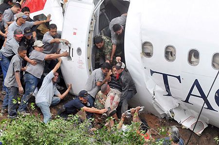 Samolot wypadł z pasa, 5 osób zginęło, są ranni