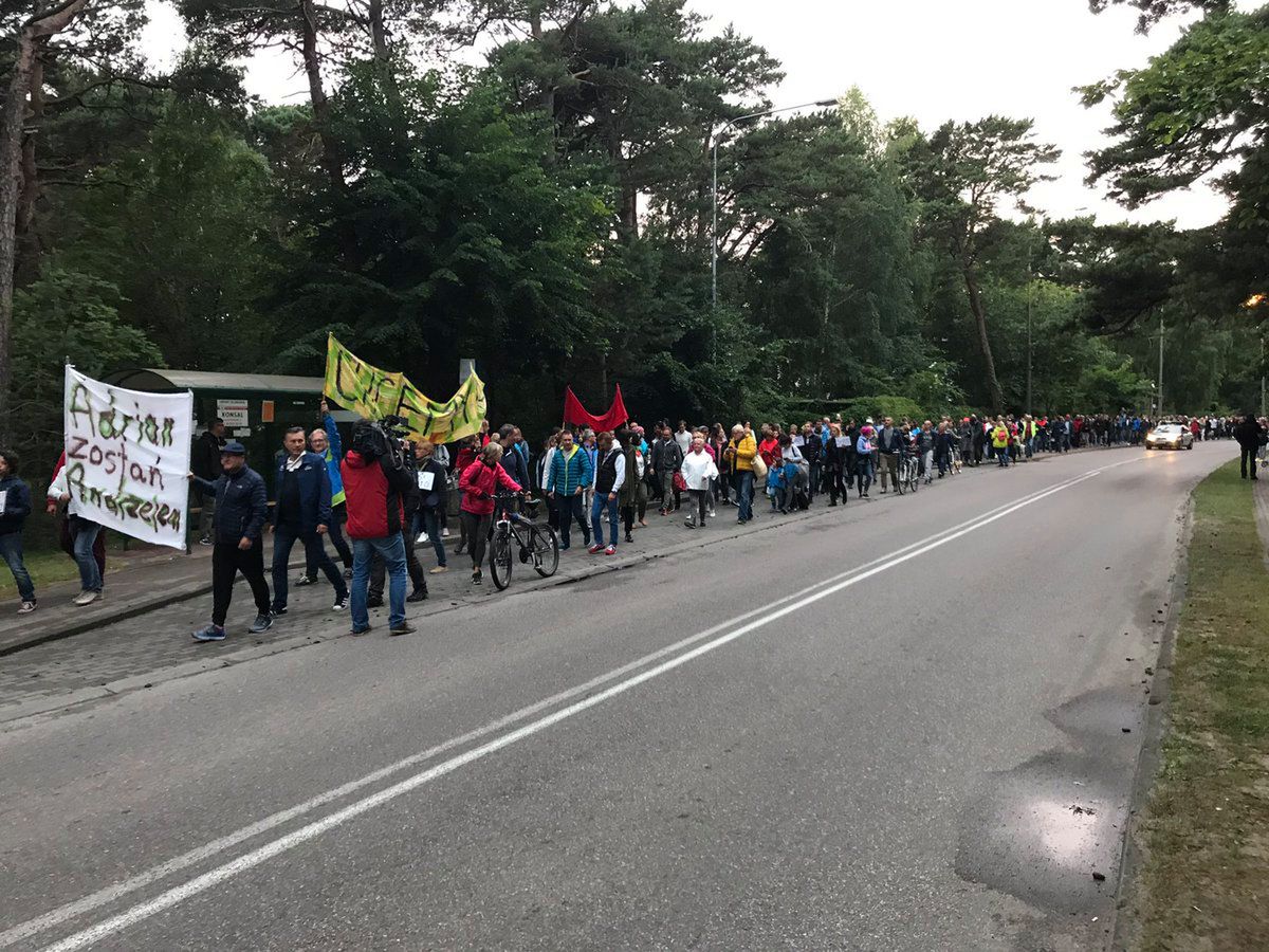 Protestujący idą prosto do prezydenta. "Brawo wczasowicze"