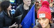 Gwiazdy na manifestacjach w obronie demokracji: Tomasz Lis, Marek Kondrat z żoną, Kuba Wojewódzki