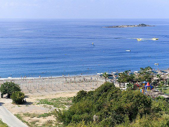 Plaża oddalona jest od hotelu Sui Resort o 500 m 