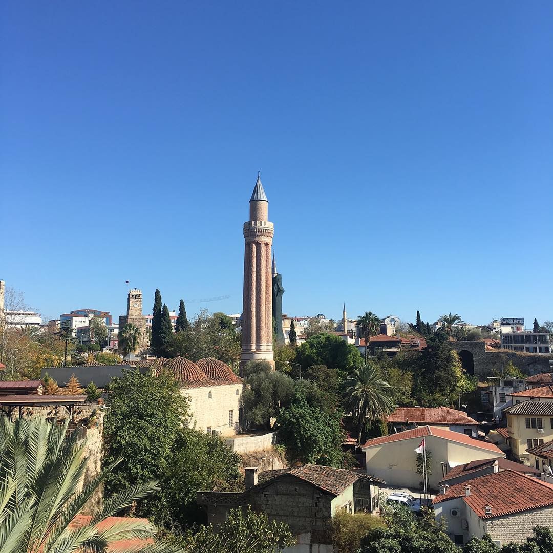 Minaret Yivli (Żłobkowany) w Antalyi w Turcji 