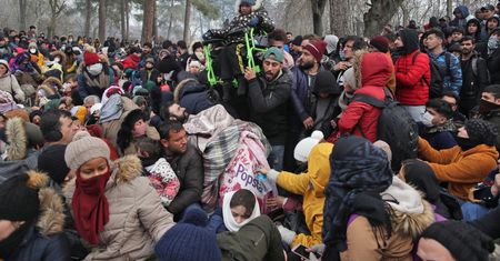 Turcja otworzyła granicę. Tysiące uchodźców z Syrii chcą przedrzeć się do Grecji. Frontex wysyła posiłki