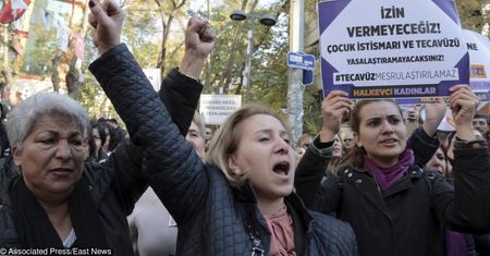 W Turcji zawrzało. Według prawa islamskiego 9-letnie dziewczynki mogą legalnie wychodzić za mąż