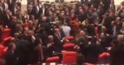 Turcja. Bójka w parlamencie. Poszło o wojnę w Syrii