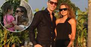 Klara Lewandowska w balowej sukience i rozpuszczonych włosach, słodka Laura, eleganccy Ania i Robert. Tak rodzina kończy wakacje