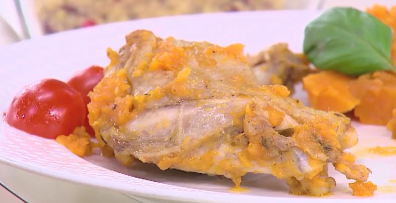 Curry batatowe z kurczaka i jaglanka z orzechami włoskimi