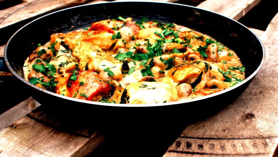 Kurczak w aromatycznych pieczarkach. Szybki i sycący obiad